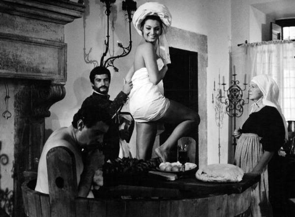 Scena del film "La mandragola" - Regia Alberto Lattuada - 1965 - Gli attori Jean-Claude Brialy, in una botte, e Rosanna Schiaffino