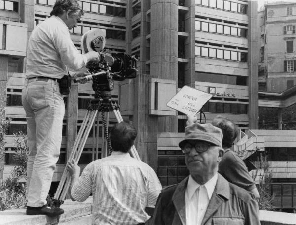 Set del cortometraggio "Genova" inserito nel film "12 registi per 12 città" - Regia Alberto Lattuada - 1989 - Il regista Alberto Lattuada e gli operatori della troupe