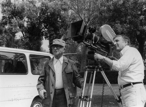 Set del cortometraggio "Genova" inserito nel film "12 registi per 12 città" - Regia Alberto Lattuada - 1989 - Il regista Alberto Lattuada e gli operatori della troupe