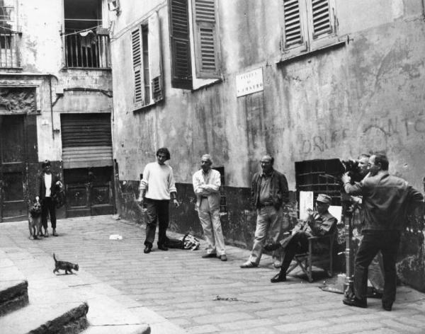 Set del cortometraggio "Genova" inserito nel film "12 registi per 12 città" - Regia Alberto Lattuada - 1989 - Il regista Alberto Lattuada e gli operatori della troupe