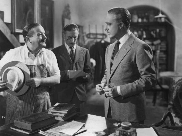 Scena del film "Abbasso la ricchezza" - Regia Gennaro Righelli - 1946 - Gli attori Domenico Gambino, Giuseppe Porelli e Vittorio De Sica