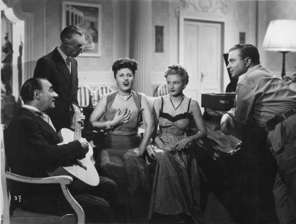 Scena del film "Abbasso la ricchezza" - Regia Gennaro Righelli - 1946 - Gli attori Virgilio Riento, alla chitarra, John Garson, Anna Magnani, Zora Piazza e un attore non identificato