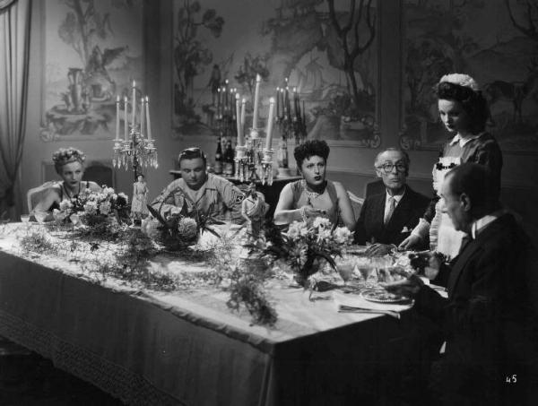 Scena del film "Abbasso la ricchezza" - Regia Gennaro Righelli - 1946 - Gli attori Anna Magnani, John Garson, Laura Gore, Virgilio Riento e due attori non identificati a tavola