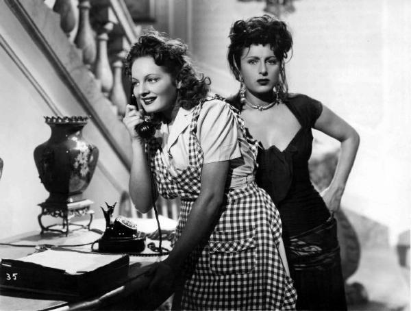 Scena del film "Abbasso la ricchezza" - Regia Gennaro Righelli - 1946 - Le attrici Laura Gore, al telefono, e Anna Magnani