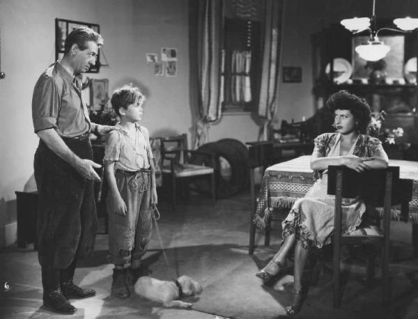 Scena del film "Abbasso la miseria" - Regia Gennaro Righelli - 1944 - Gli attori , Nino Besozzi, Vito Chiari e Anna Magnani