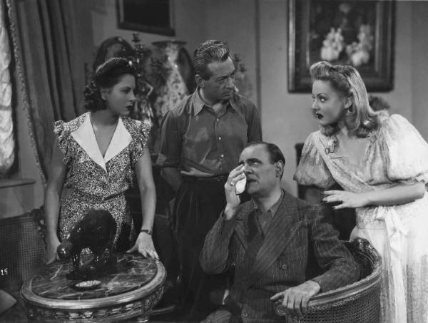 Scena del film "Abbasso la miseria" - Regia Gennaro Righelli - 1944 - Gli attori Dina Romano, Nino Besozzi, Virgilio Riento e Marisa Vernati