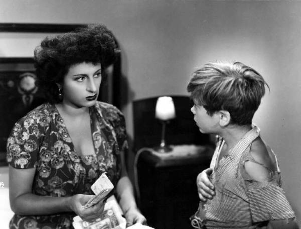 Scena del film "Abbasso la miseria" - Regia Gennaro Righelli - 1944 - Gli attori Anna Magnani e Vito Chiari