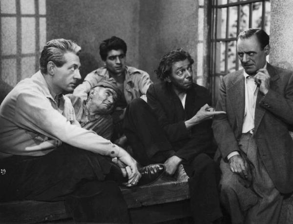 Scena del film "Abbasso la miseria" - Regia Gennaro Righelli - 1944 - Gli attori, Nino Besozzi, Aldo Silvani, e Virgilio Riento in cella con due attori non identificati