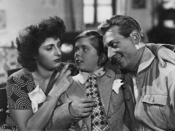 Scena del film "Abbasso la miseria" - Regia Gennaro Righelli - 1944 - Gli attori Anna Magnani, Vito Chiari e Nino Besozzi