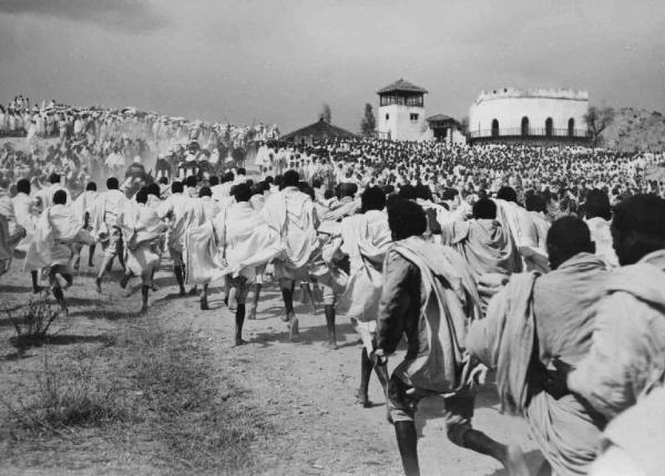 Scena del film "Abuna Messias" - Regia Goffredo Alessandrini - 1939 - Folla di attori non identificati in battaglia