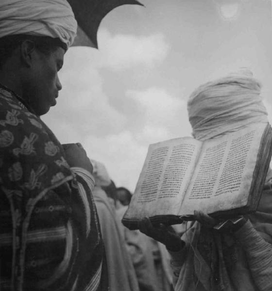 Scena del film "Abuna Messias" - Regia Goffredo Alessandrini - 1939 - Un attore non identificato davanti a un libro