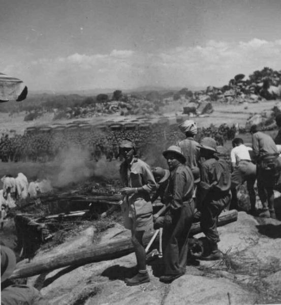 Scena del film "Abuna Messias" - Regia Goffredo Alessandrini - 1939 - Attori non identificati in divisa militare