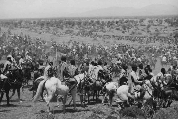 Scena del film "Abuna Messias" - Regia Goffredo Alessandrini - 1939 - Abissini a cavallo armati di lance in battaglia