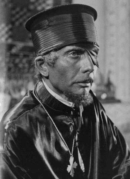 Scena del film "Abuna Messias" - Regia Goffredo Alessandrini - 1939 - L'attore Mario Ferrari con una benda su un occhio