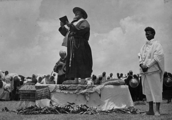 Scena del film "Abuna Messias" - Regia Goffredo Alessandrini - 1939 - L'attore Roberto Pasetti in abiti clericali su un altare