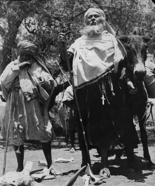 Scena del film "Abuna Messias" - Regia Goffredo Alessandrini - 1939 - L'attore Roberto Pasetti accanto a un mulo