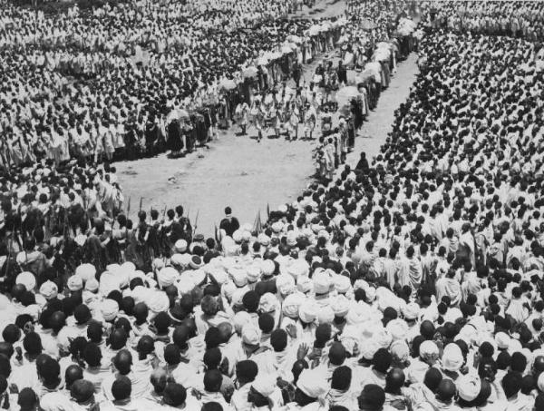 Scena del film "Abuna Messias" - Regia Goffredo Alessandrini - 1939 - Folla di abissini in occasione di una cerimonia