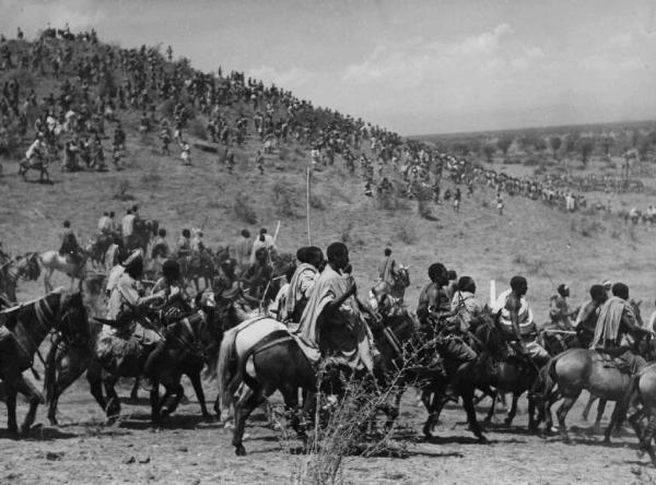 Scena del film "Abuna Messias" - Regia Goffredo Alessandrini - 1939 - Abissini a cavallo armati di lance in battaglia