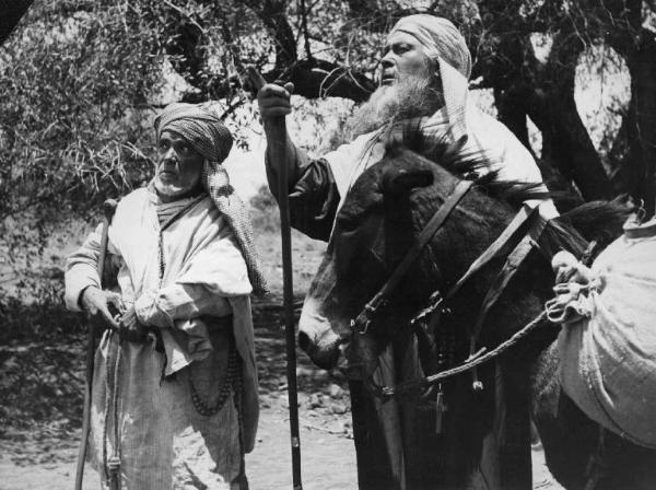 Scena del film "Abuna Messias" - Regia Goffredo Alessandrini - 1939 - L'attore Roberto Pasetti accanto a un mulo