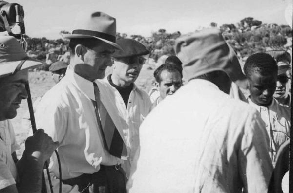 Set del film "Abuna Messias" - Regia Goffredo Alessandrini - 1939 - Il regista Goffredo Alessandrini con il cast e gli operatori della troupe