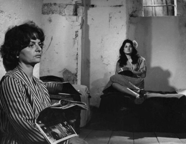 Scena del film "Accattone" - Regia Pier Paolo Pasolini - 1961 - Due attrici non identificate in una cella carceraria