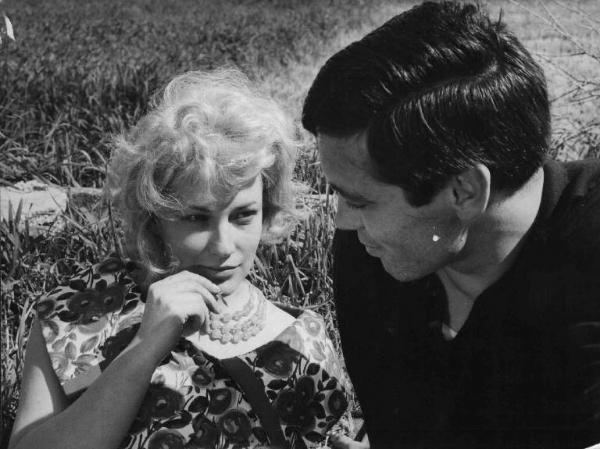 Scena del film "Accattone" - Regia Pier Paolo Pasolini - 1961 - L'attore Franco Citti e un'attrice non identificata