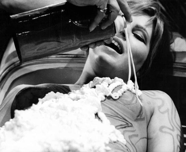 Scena del film "Acid - Delirio dei sensi" - Regia Giuseppe Maria Scotese - 1967 - A un'attrice non identificata nuda viene spruzzata della schiuma sul corpo