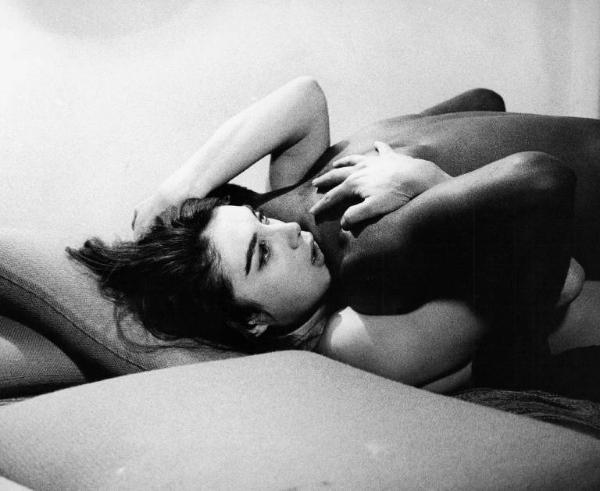 Scena del film "Acid - Delirio dei sensi" - Regia Giuseppe Maria Scotese - 1967 - Due attori non identificati abbracciati