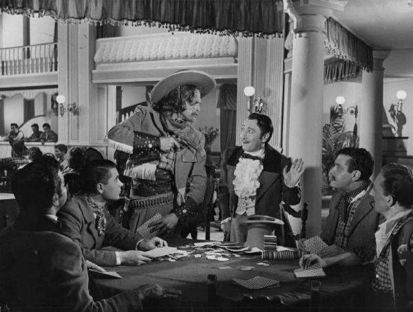 Scena del film "Adamo ed Eva" - Regia Mario Mattoli - 1949 - L'attore Erminio Macario al tavolo da gioco con attori non identificati