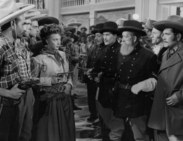 Scena del film "Adamo ed Eva" - Regia Mario Mattoli - 1949 - L'attrice Isa Barzizza e attori non identificati vestiti da cow-boy e da ufficiali tutti armati di pistola