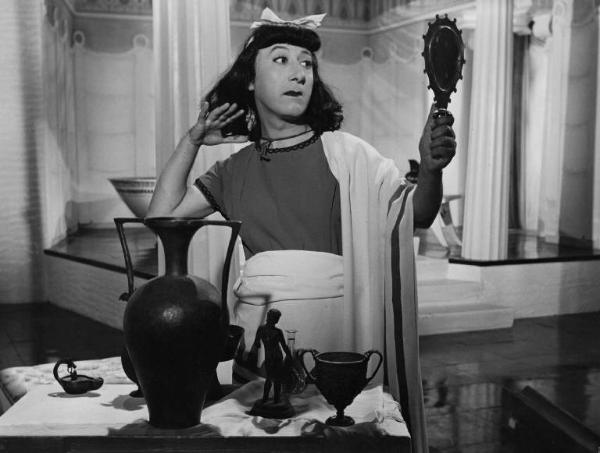 Scena del film "Adamo ed Eva" - Regia Mario Mattoli - 1949 - L'attore Erminio Macario vestito d adonna allo specchio