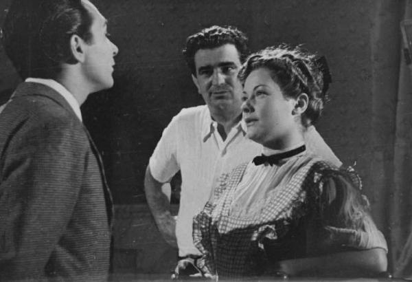 Set del film "Addio giovinezza" - Regia Ferdinando Maria Poggioli - 1940 - Il regista Ferdinando Maria Poggioli con gli attori Adriano Rimoldi e Maria Denis