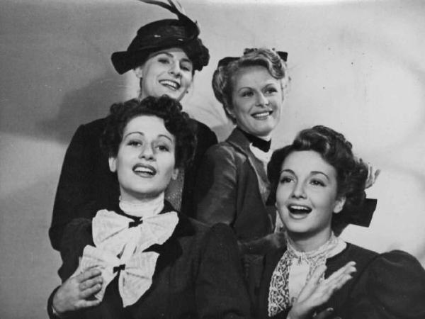 Scena del film "Addio giovinezza" - Regia Ferdinando Maria Poggioli - 1940 - Le attrici Nuccia Robella, Vera Carmi, Franca Volpini e Bianca Della Corte