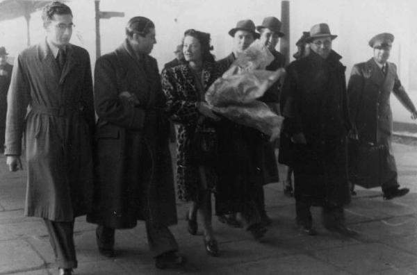 Set del film "Addio giovinezza" - Regia Ferdinando Maria Poggioli - 1940 - L'attrice Maria Denis lascia la stazione di Torino in compagnia di amici