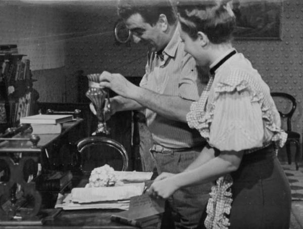 Set del film "Addio giovinezza" - Regia Ferdinando Maria Poggioli - 1940 - Il regista Ferdinando Maria Poggioli con l'attrice Maria Denis