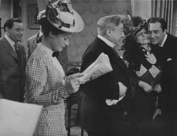 Scena del film "Addio giovinezza" - Regia Ferdinando Maria Poggioli - 1940 - Gli attori Carlo Campanini, Maria Denis, Adriano Rimoldi e attori non identificati