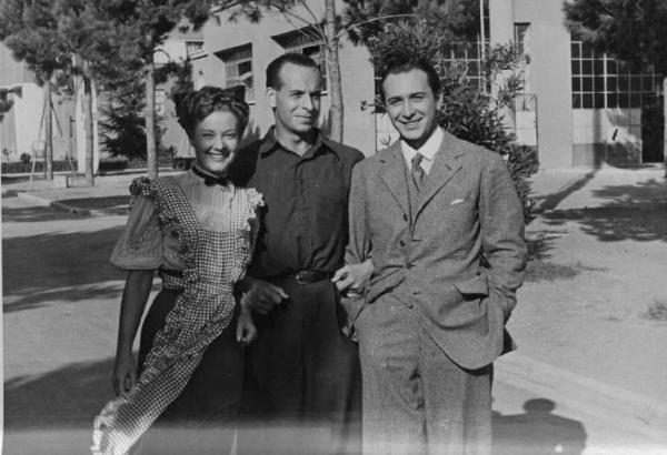 Set del film "Addio giovinezza" - Regia Ferdinando Maria Poggioli - 1940 - Gli attori Maria Denis, Mario Giannini e Adriano Rimoldi