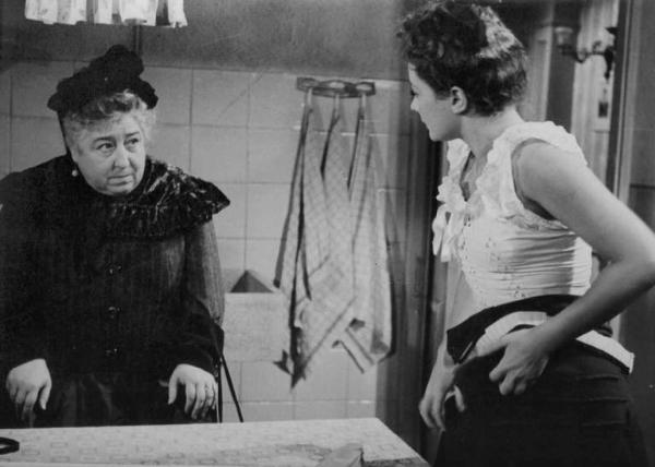 Scena del film "Addio giovinezza" - Regia Ferdinando Maria Poggioli - 1940 - L'attrice Maria Denis e un'attrice non identificata