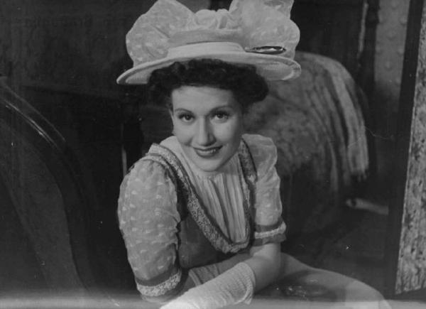 Set del film "Addio giovinezza" - Regia Ferdinando Maria Poggioli - 1940 - L'attrice Franca Volpini