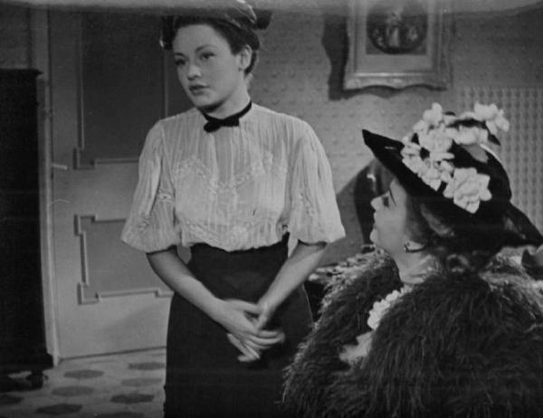 Scena del film "Addio giovinezza" - Regia Ferdinando Maria Poggioli - 1940 - Le attrici Maria Denis e Clara Calamai