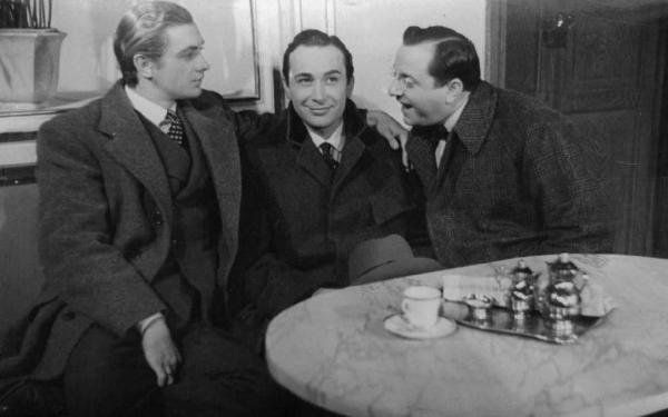 Scena del film "Addio giovinezza" - Regia Ferdinando Maria Poggioli - 1940 - Gli attori Carlo Minello, Adriano Rimoldi e Carlo Campanini al tavolo di un bar