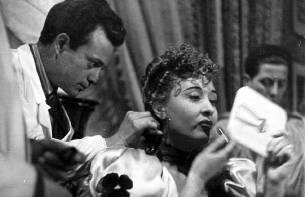 Set del film "Addio giovinezza" - Regia Ferdinando Maria Poggioli - 1940 - L'attrice Clara Calamai al trucco