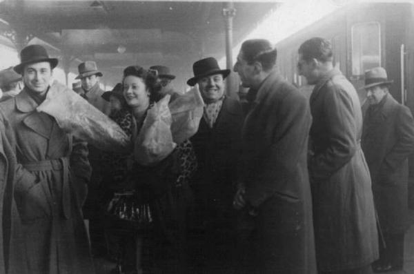 Set del film "Addio giovinezza" - Regia Ferdinando Maria Poggioli - 1940 - Gli attori Adriano Rimoldi, Maria Denis e Carlo Campanini allam stazione tra la folla