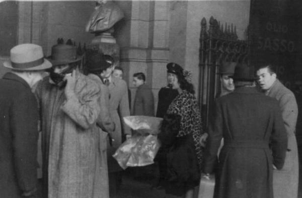 Set del film "Addio giovinezza" - Regia Ferdinando Maria Poggioli - 1940 - Il regista Ferdinando Maria Poggioli, di spalle, alla stazione