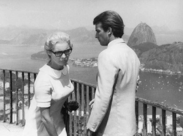 Scena del film "Ad ogni costo" - Regia Giuliano Montaldo - 1967 - Gli attori Janet Leigh e Robert Hoffmann su una terrazza che si affaccia sul mare di Rio de Janeiro e sul colle Pan di Zucchero