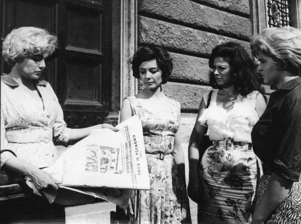 Scena del film "Adua e le compagne" - Regia Antonio Pietrangeli - 1960 - Le attrici Simone Signoret, Emmanuelle Riva, Sandra Milo e Gina Rovere