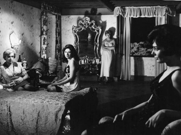 Scena del film "Adua e le compagne" - Regia Antonio Pietrangeli - 1960 - Le attrici Simone Signoret e Sandra Milo sul letto, Gina Rovere e Emmanuelle Riva