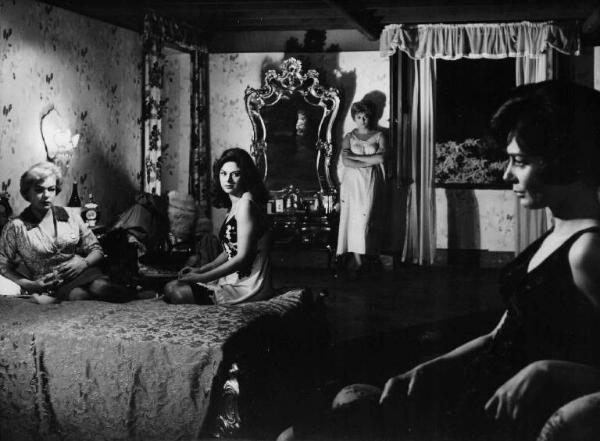 Scena del film "Adua e le compagne" - Regia Antonio Pietrangeli - 1960 - Le attrici Simone Signoret e Sandra Milo sul letto, Gina Rovere e Emmanuelle Riva