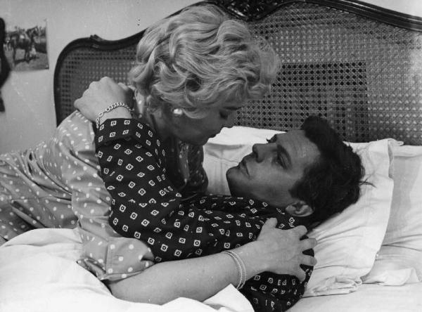 Scena del film "Adua e le compagne" - Regia Antonio Pietrangeli - 1960 - Gli attori Marcello Mastroianni e Simone Signoret a letto