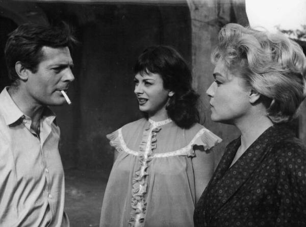 Scena del film "Adua e le compagne" - Regia Antonio Pietrangeli - 1960 - Gli attori Marcello Mastroianni, Sandra Milo e Simone Signoret